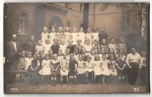 Fotografie A. Michalowski, Berlin-Friedenau, Ansicht Berlin-Friedenau, Mädchenschule / Lyzeum, Schulkasse mit Lehrer