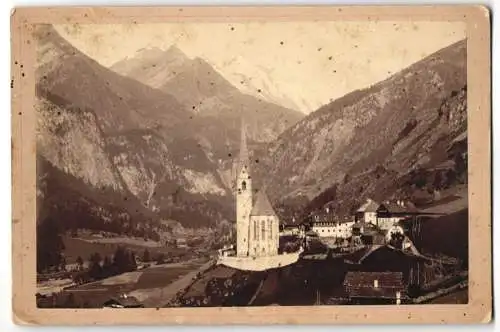 Fotografie T. Unterrainer, Windischmatrei, Ansicht Heiligenblut, Ortsansicht mit Kirche von Bergen umgeben