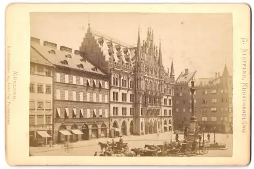 Fotografie G. Stuffler, Ansicht München, Droschkenkutscher vor dem Rathaus