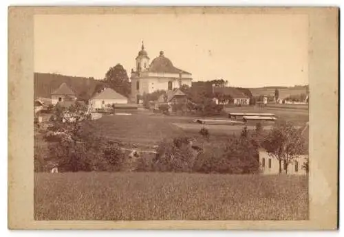 Fotografie unbekannter Fotograf, Ansicht Budweis, Ortsansicht mit Gulcsasser Kirche