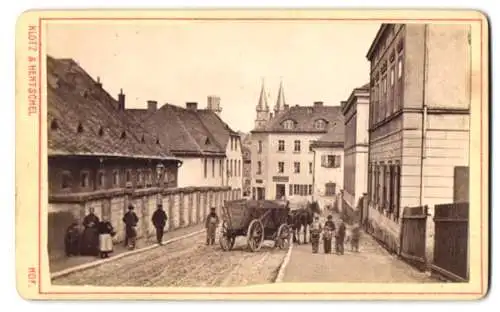 Fotografie Klotz & Hentschel, Hof, Ansicht Hof i. B., Strassenansicht mit Pferdefuhrwerk & Kirchtürmen im Hintergrund