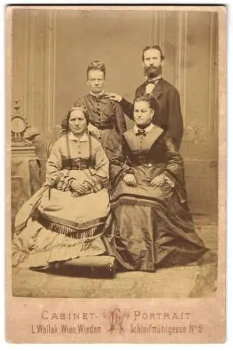 Fotografie L. Wallak, Wien-Wieden, Schleifmühlgasse 5, Familien-Portrait elegante Damen im Biedermeierkleid nebst Herr