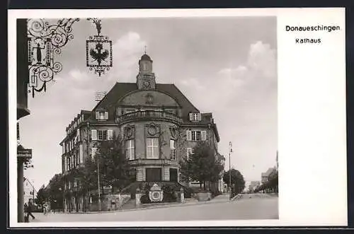 AK Donaueschingen, Rathaus mit Strassenpartie