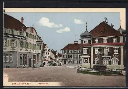 AK Donaueschingen, Strasse am Rathausplatz mit Gasthaus Adler und Denkmal