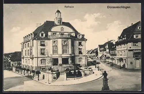 AK Donaueschingen, Strassenpartie mit Rathaus