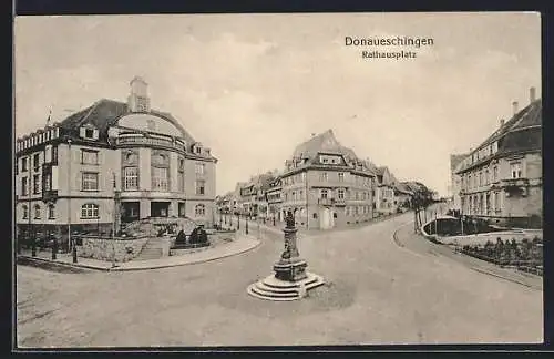 AK Donaueschingen, Rathausplatz mit Denkmal