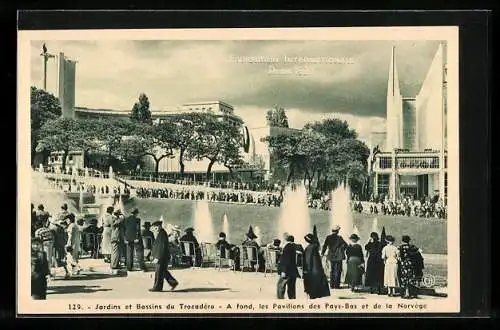 AK Paris, Exposition internationale 1937, Jardins et bassins du Trocadero, au fond les pavillons des Pays-Bas