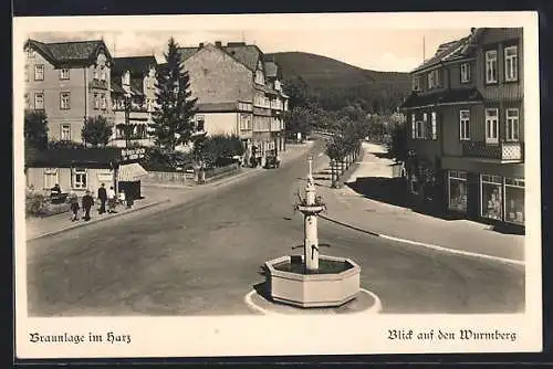 AK Braunlage im Harz, Strasse mit Geschäften, Brunnen und Wurmberg