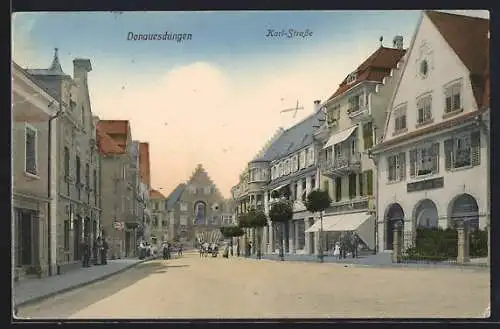 AK Donaueschingen, Passanten auf der Karl-Strasse