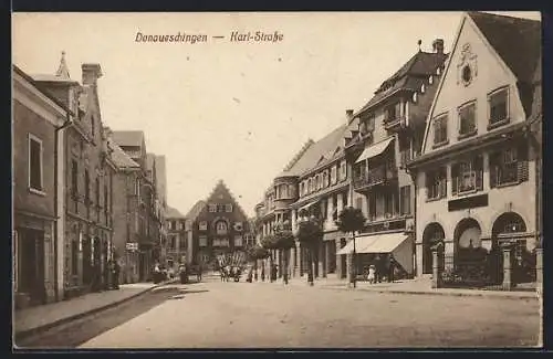 AK Donaueschingen, Passanten auf der Karl-Strasse