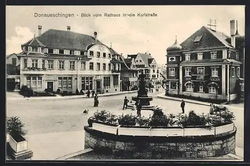 AK Donaueschingen, Blick vom Rathaus in die Karlstrasse mit Gasthaus Adler