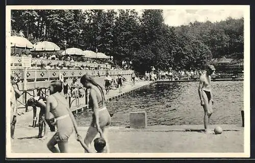 AK Radevormwald /Rhld., Uelfebad mit Badegästen am Becken und Tribünenblick