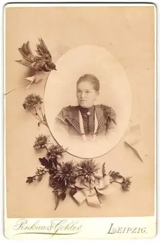 Fotografie Pinkau & Gehler, Leipzig, Turnerstrasse 11, Dame im Sonntagskleid, Passepartout mit Blumen & Sperling