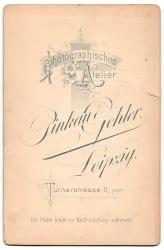 Fotografie Pinkau & Gehler, Leipzig, Turnerstrasse 11, Dame im Sonntagskleid, Passepartout mit Blumen & Sperling