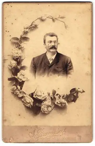 Fotografie C. Pagendorf, Hannover, Georgstr. 17, Herr mit Zwicker im Anzug von Rosenzweig eingerahmt