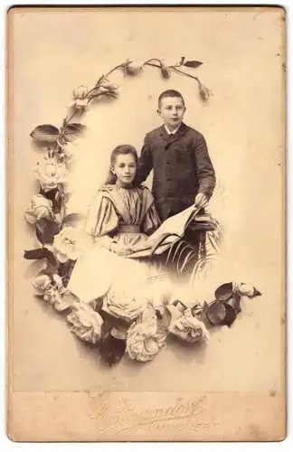 Fotografie C. Pagendorf, Hannover, Georgstr. 17, Mädchen und Knabe im Passepartout mit Rosenzweig