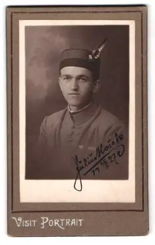 Fotografie unbekannter Fotograf und Ort, Sokol-Sportfest 1927, Portrait Julius Hosek in Uniform mit Krätzchen