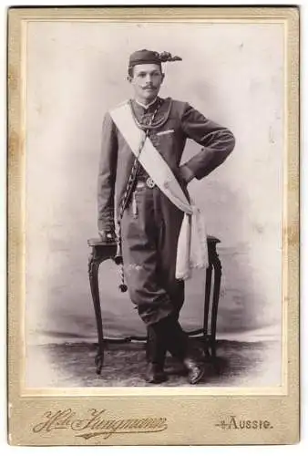 Fotografie Heinrich Jungmann, Aussig, Franz-Josef-Str. 144, Sokol-Sportfest-Teilnehmer in Uniform mit Krätzchen