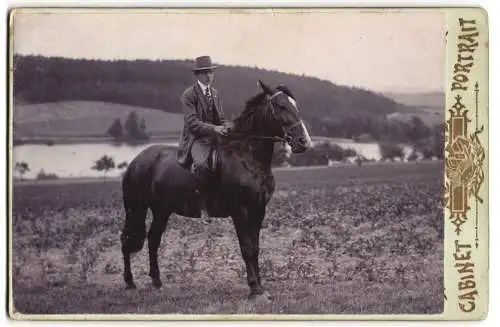 Fotografie Ant. Straka v Milcine, Ort unbekannt, Bursche im Anzug zu Pferd