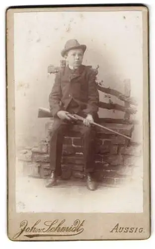 Fotografie Johann Edler von Schmidt, Aussig, junger Jäger mit Gewehr, Flinte, Büchse im Foto-Atelier