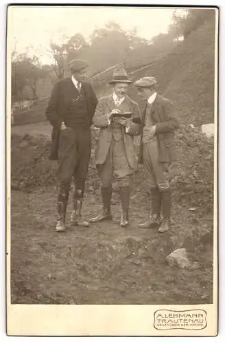 Fotografie A. Lehmann, Trautenau, Ansicht Trautenau, Bauingenieur Ernst Böhm im Gespräch mit Kollegen