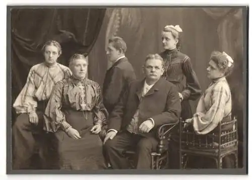 Fotografie unbekannter Fotograf und Ort, Familie spielt Reise nach Jerusalem im Foto-Atelier