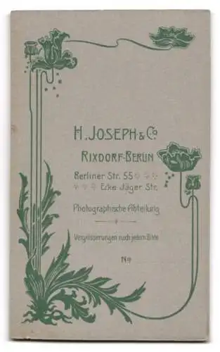 Fotografie H. Joseph & Co., Rixdorf, Berliner Str. 55, Mädchen mit Puppe im Puppenwagen