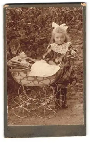 Fotografie unbekannter Fotograf und Ort, Mädchen mit Puppe im Puppenwagen