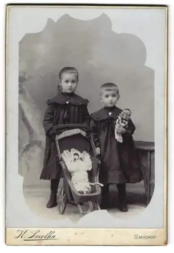 Fotografie K. Smolka, Smichov, Kinsky-Strasse 29, Mädchen mit Puppe & Puppe im Puppenwagen