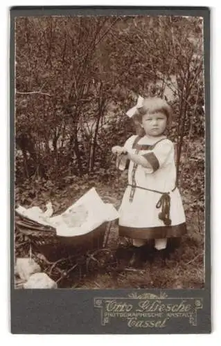 Fotografie Otto Gliesche, Cassel, Mädchen schiebt stolz ihre Puppe im Puppenwagen