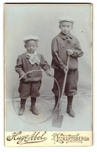 Fotografie Hugo Abel, Eckartsberga, Knaben mit Spielzeug, Reif und Spaten