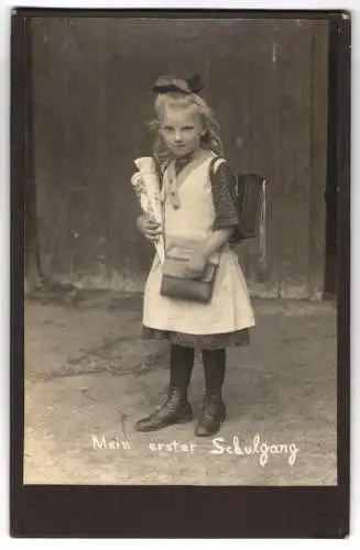 Fotografie Willy Raspe, Braunschweig, Kammanstr. 4, Schulmädchen mit Schulranzen und Zuckertüte zur Einschulung