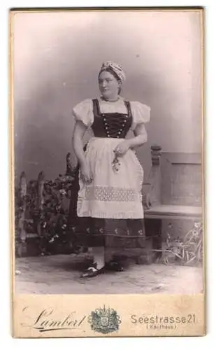 Fotografie Atelier Lambert, Dresden, Seestr. 21, Frau in Tracht mit Schürze & Kopftuch