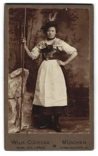 Fotografie Wilhelm Coordes, München, Tumblingerstr. 34, Bayerische Dame mit Wanderstab in Tracht