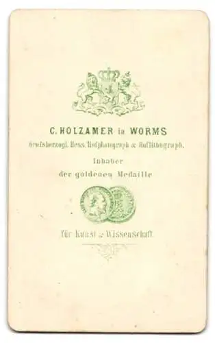 Fotografie C. Holzhammer, Worms, junge Dame wohl gekleidet im Foto-Atelier