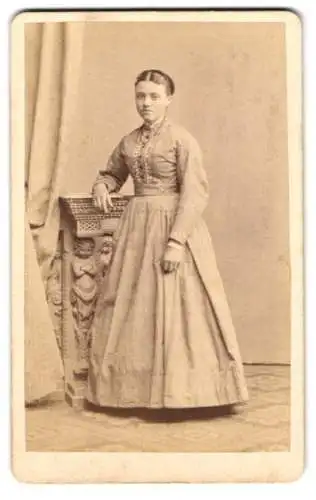 Fotografie C. Holzhammer, Worms, junge Dame wohl gekleidet im Foto-Atelier