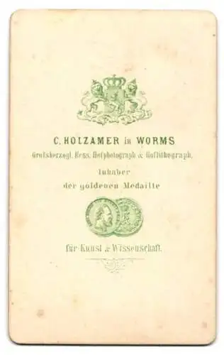 Fotografie C. Holzhammer, Worms, junge Dame wohl gekleidet im Foto-Atelier