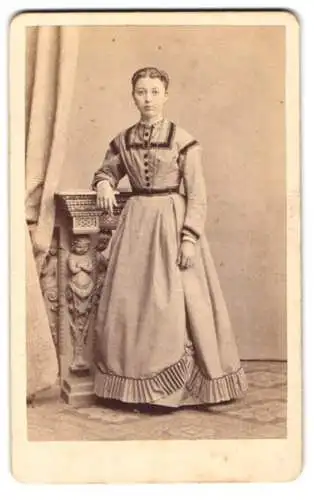 Fotografie C. Holzhammer, Worms, junge Dame wohl gekleidet im Foto-Atelier