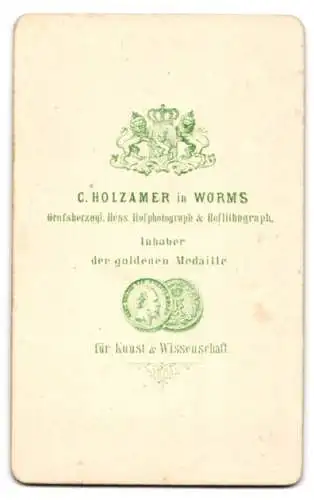 Fotografie C. Holzhammer, Worms, junge Dame wohl gekleidet im Foto-Atelier