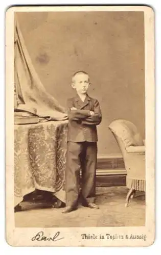 Fotografie H. Thiele, Teplitz, Karl mit verschränkten Armen im Foto-Atelier