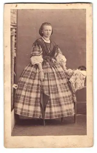Fotografie unbekannter Fotograf und Ort, Dame mit Schirm trägt kariertes weites Kleid