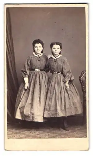 Fotografie J. Spannbauer, St. Ulrich, Neudeggergasse 79, Mädchen tragen das gleiche Kleid beim Fotograf