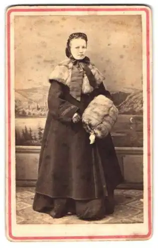 Fotografie Hermann Günter, Hannover, Marienstr. 7, Dame in Winterbekleidung mit Pelzmuff