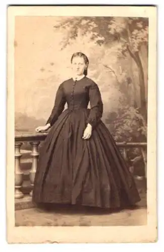 Fotografie Friedrich Wunder, Hannover, Neuerweg 3, elegante junge Dame vor Studiokulisse