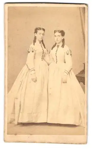 Fotografie Julius Giere, Hannover, Sophienstr. 5, junge Brünette Damen tragen das gleiche Kleid