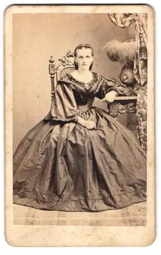 Fotografie Hermann Hampel, Schönlinde, elegante Dame im Biedermeierkleid höfisch gekleidet