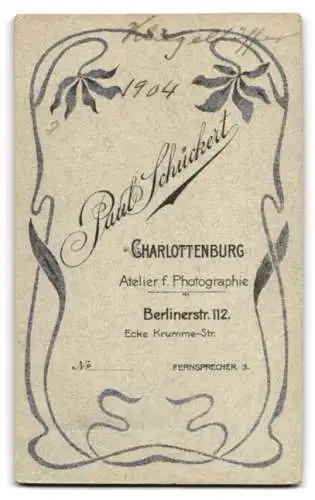 Fotografie Paul Schückert, Charlottenburg, Berlinerstr. 112, Portrait Student mit Schirmmütze im Anzug