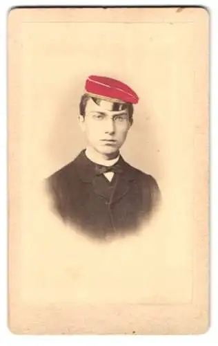 Fotografie A. H. Burdorf, Hildesheim, Neue Osterstrasse 10, Portrait Student mit Schirmmütze, koloriert