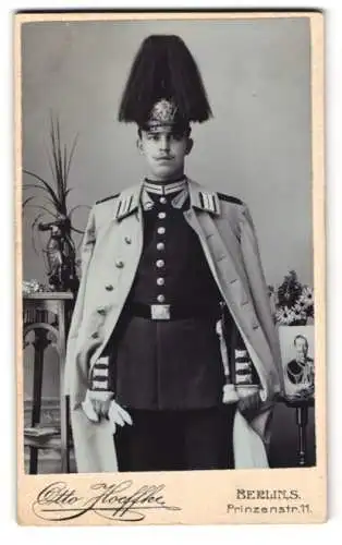 Fotografie Otto Hoeffke, Berlin, Prinzenstr. 11, Fähnrich der Garde-Infanterie mit Pickelhaube & Paradebusch