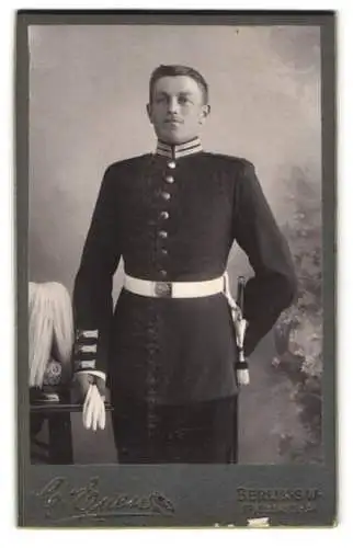 Fotografie C. Euen, Berlin, Friesenstr. 14, Garde-Fähnrich in Uniform nebst Pickelhaube mit Paradebusch Preussen